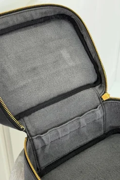 Preloved Vintageline x Molly&My Vintage Chanel Kosmetiktaske – Sort Caviar & Guldhardware | Väskor & Plånböcker