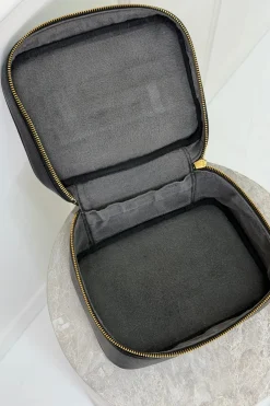 Preloved Vintageline x Molly&My Vintage Chanel Kosmetiktaske – Sort Caviar & Guldhardware | Väskor & Plånböcker