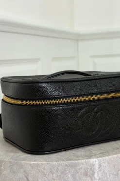 Preloved Vintageline x Molly&My Vintage Chanel Kosmetiktaske – Sort Caviar & Guldhardware | Väskor & Plånböcker