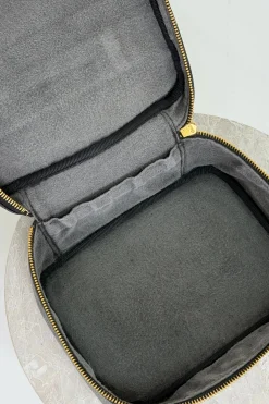 Preloved Vintageline x Molly&My Vintage Chanel Kosmetiktaske – Sort Caviar & Guldhardware | Väskor & Plånböcker